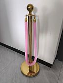 Ленточное ограждение столбик золотая стойка с розовым канатом тросом 1,5 метра